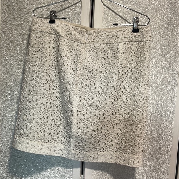 Loft  lined lace skirt - Picture 3 of 6